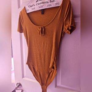 Soft cognac scoop neck bodysuit with textured fabric - medium